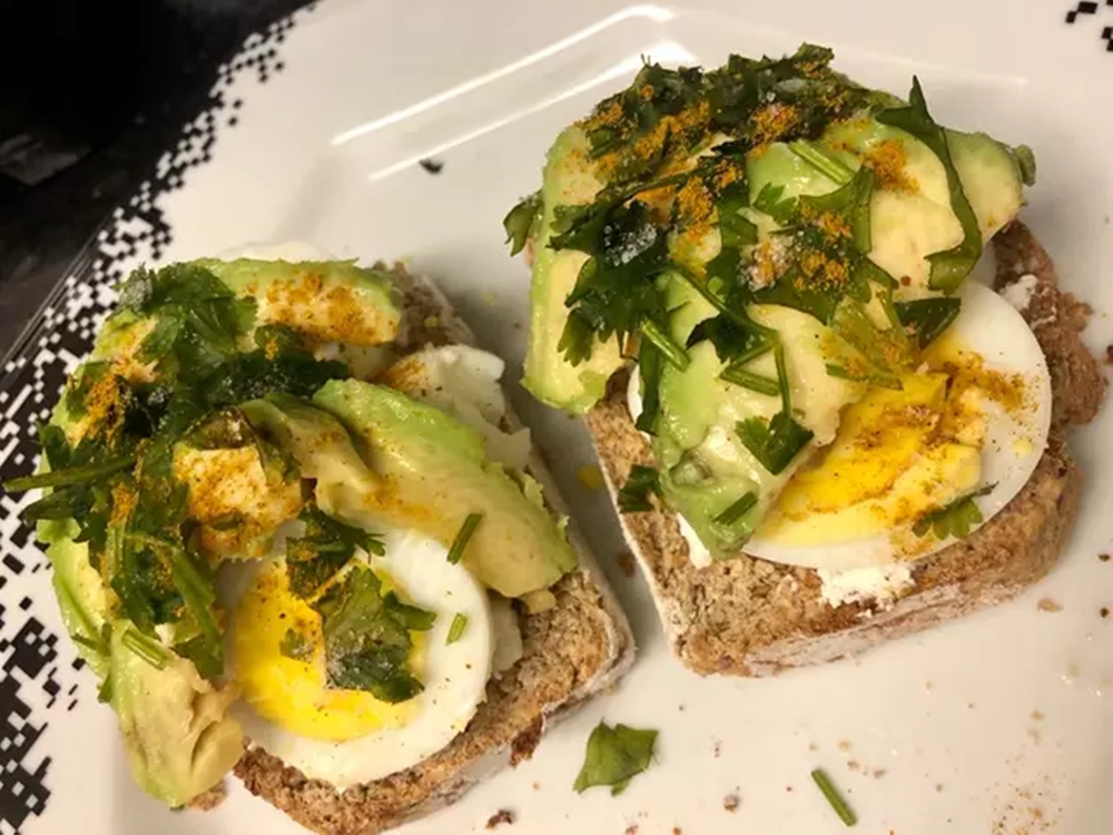avocado toast com ovos