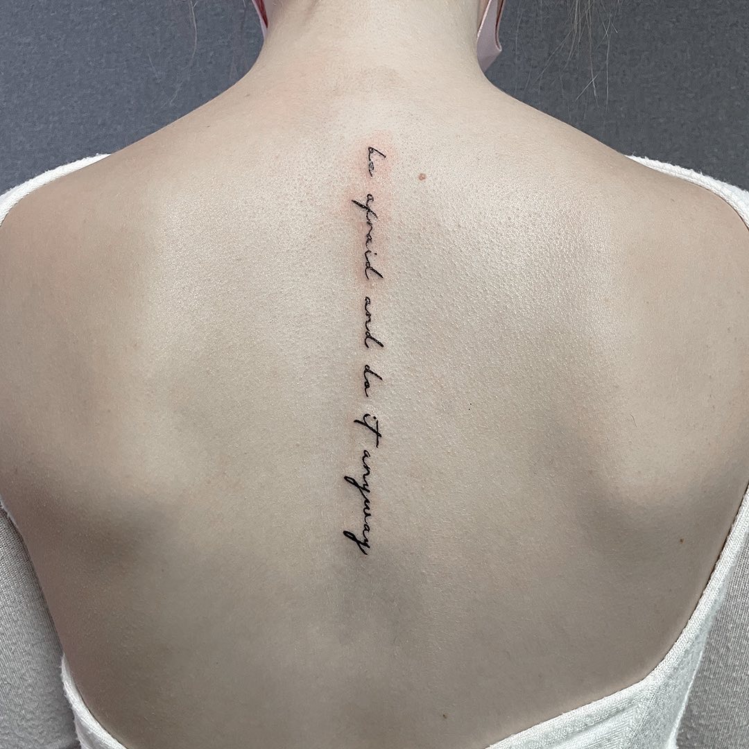tatuagem feminina nas costas 12