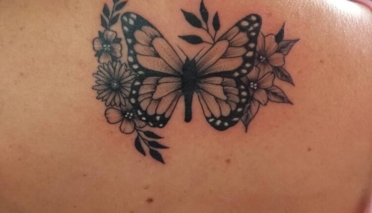 tatuagem feminina nas costas 16