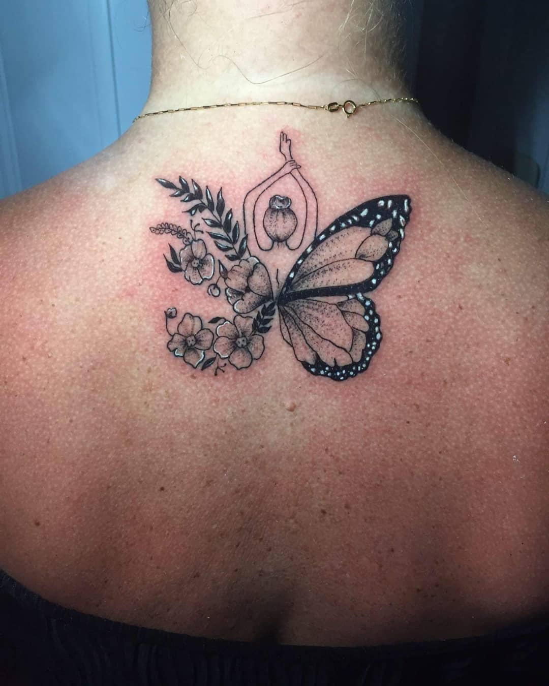 tatuagem feminina nas costas 18