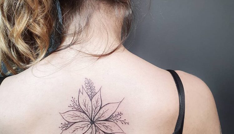 tatuagem feminina nas costas 20