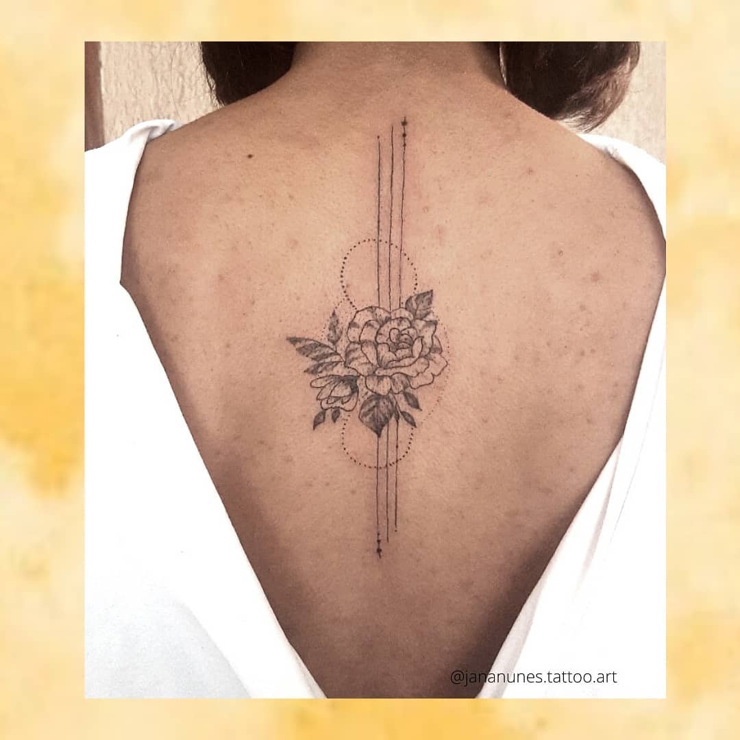 tatuagem feminina nas costas 25