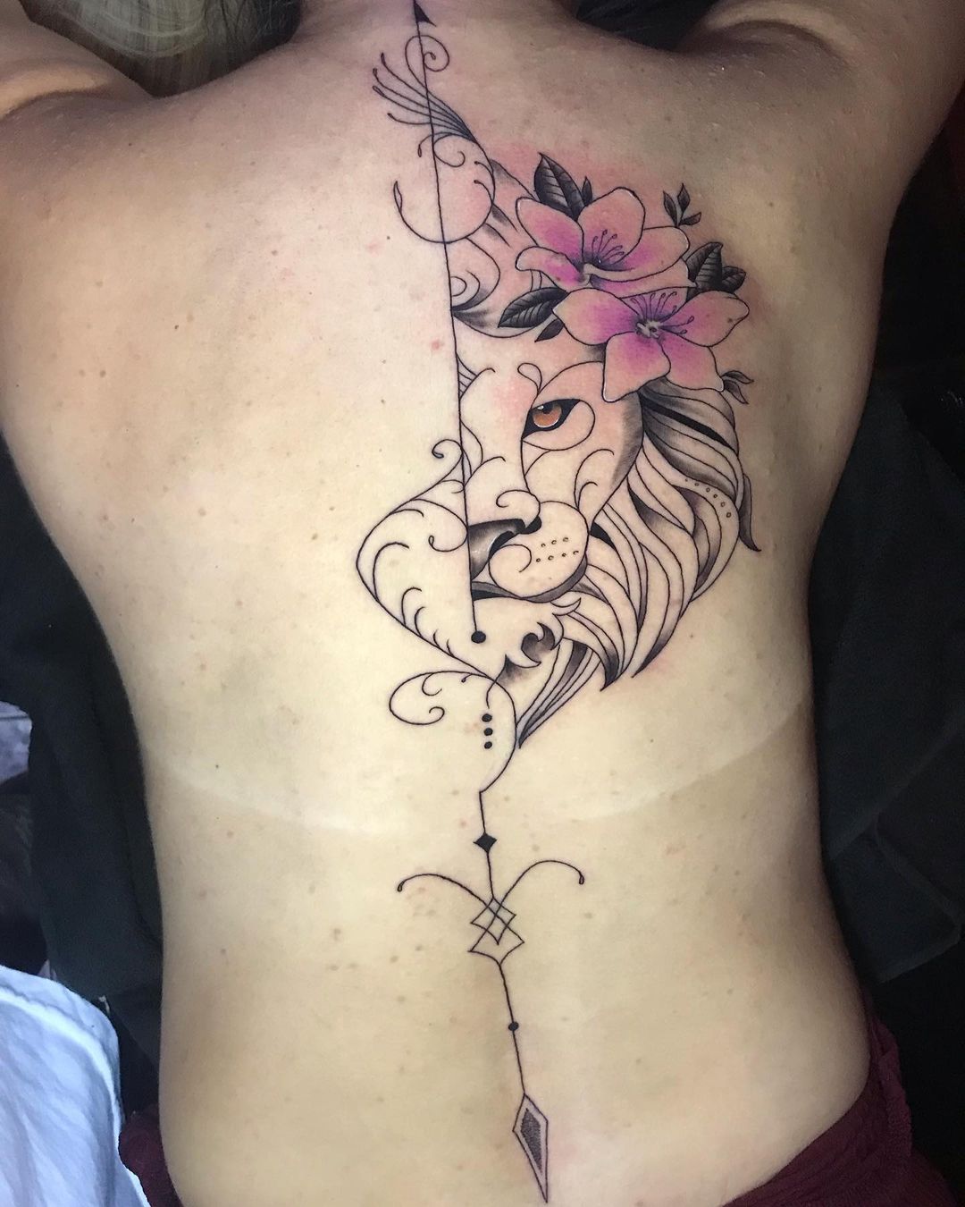 tatuagem feminina nas costas 31