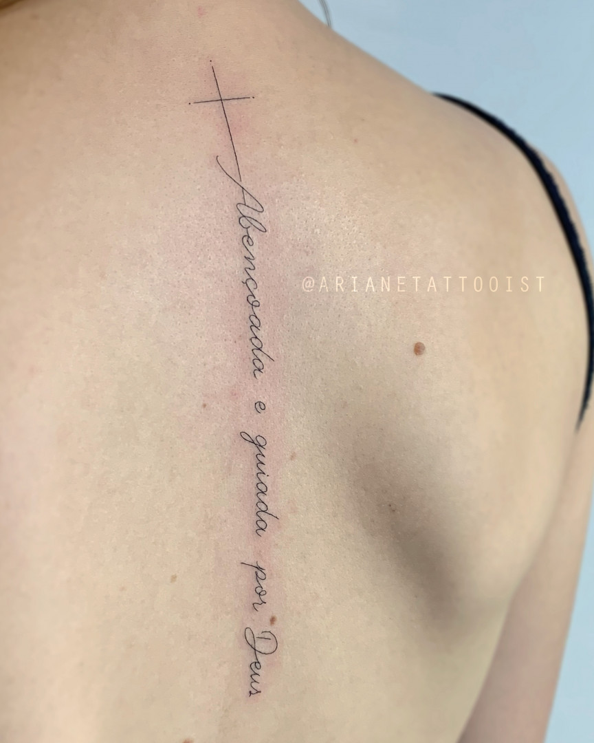 tatuagem feminina nas costas 39
