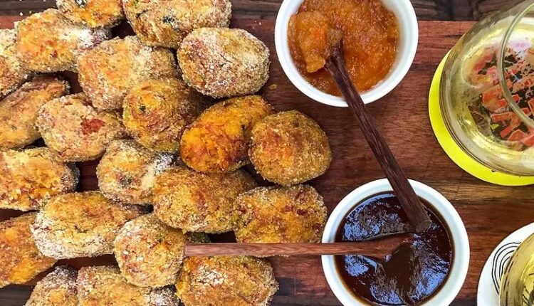 Bolinho de abóbora e carne-seca assado