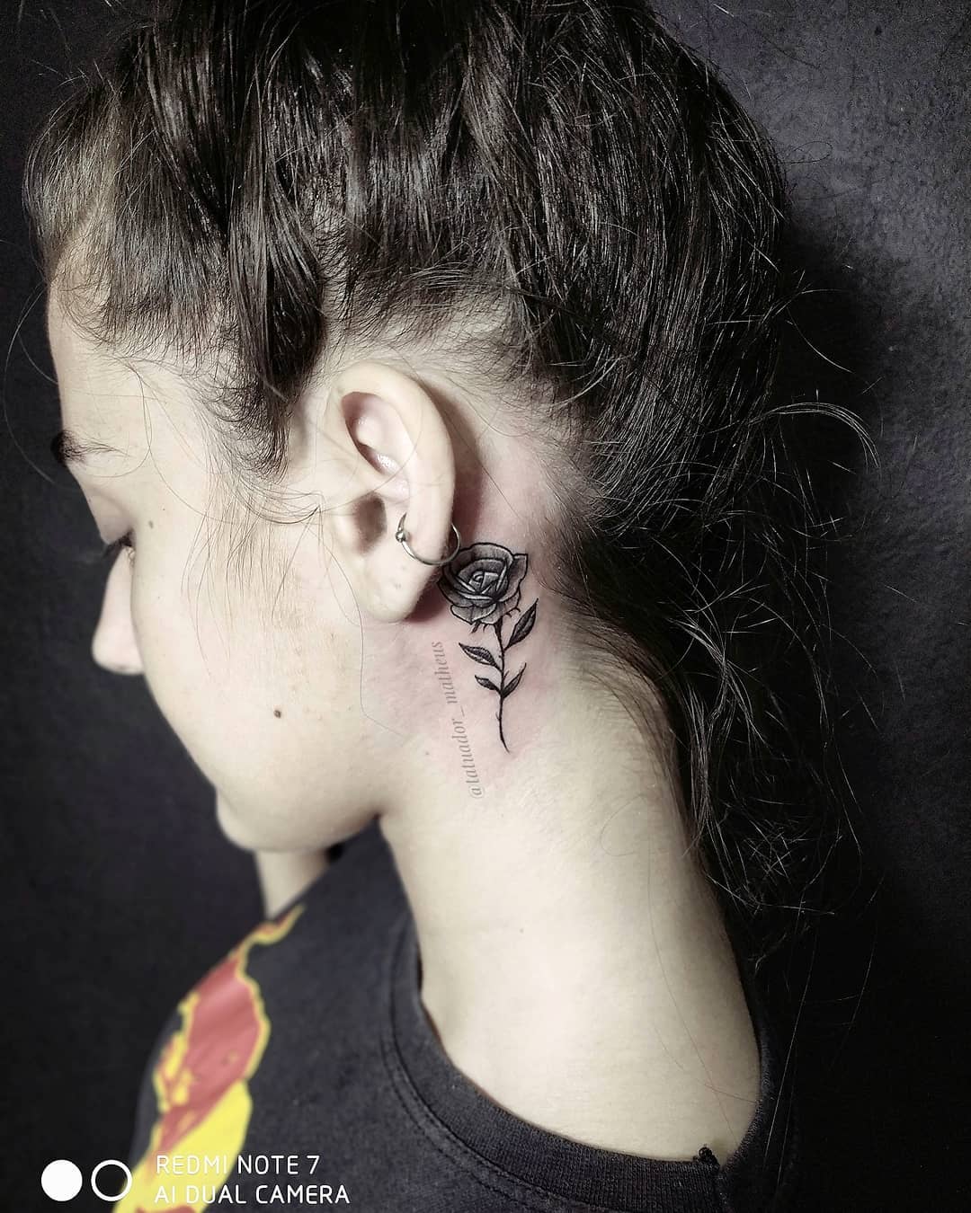 tatuagem no pescoço feminina 11