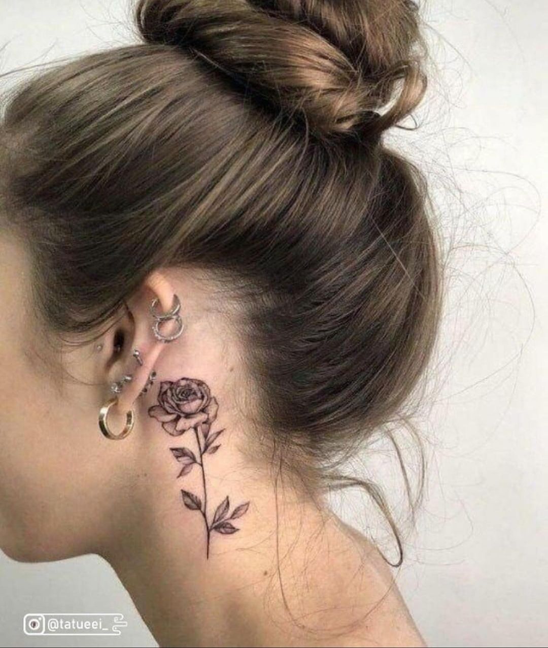 tatuagem no pescoço feminina 12