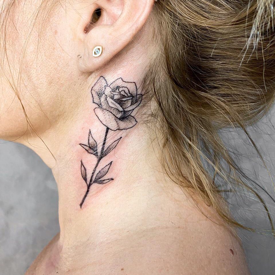 tatuagem no pescoço feminina 13