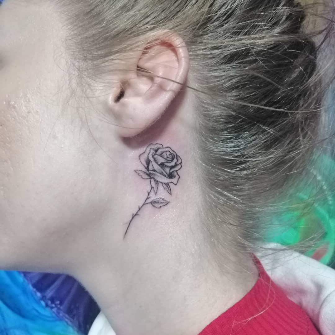 tatuagem no pescoço feminina 16