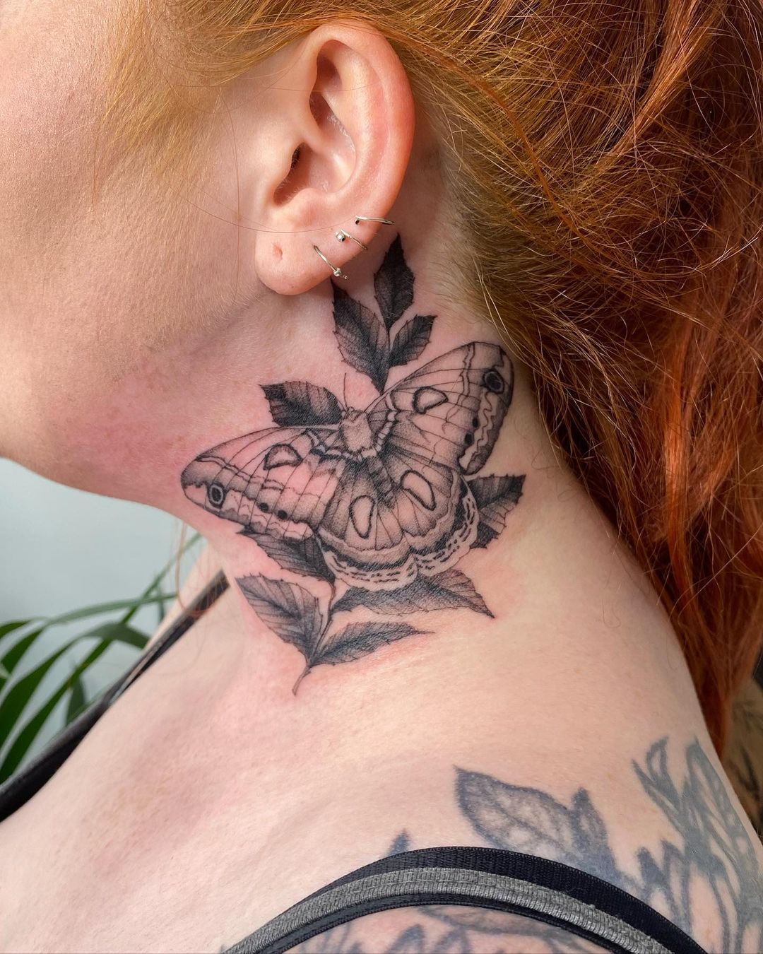 tatuagem no pescoço feminina 17