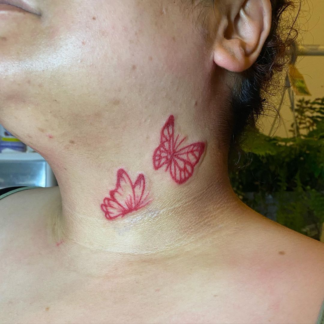 tatuagem no pescoço feminina 22