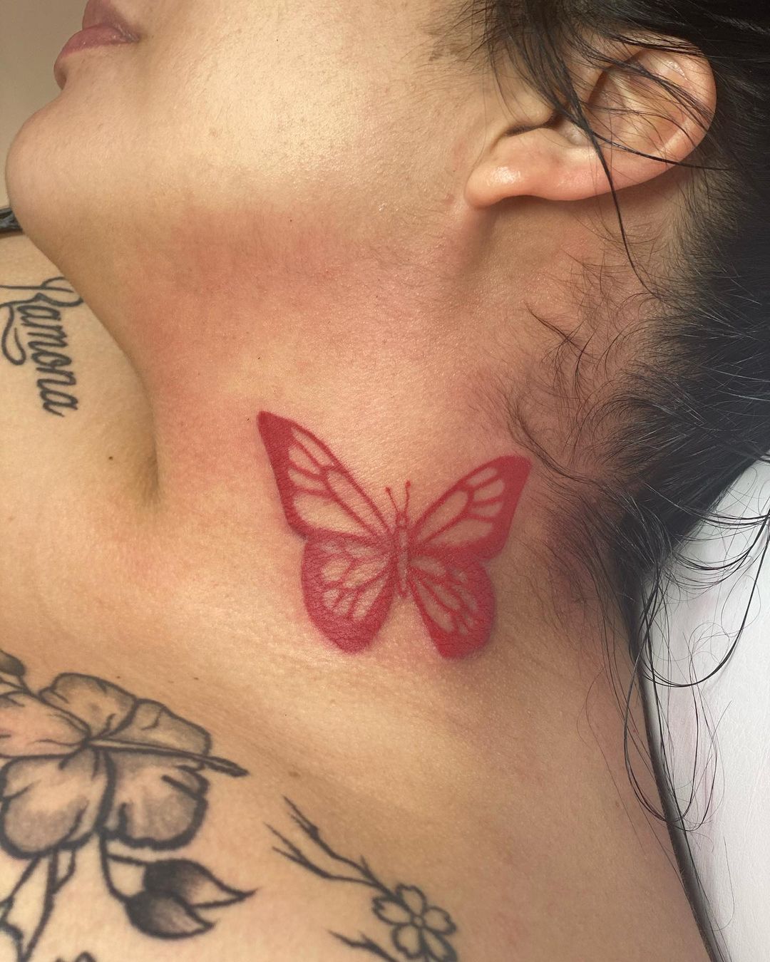 tatuagem no pescoço feminina 23