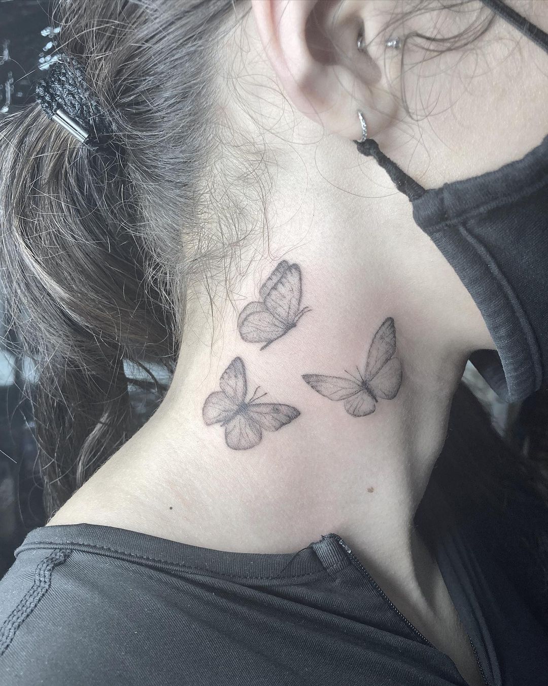 tatuagem no pescoço feminina 24