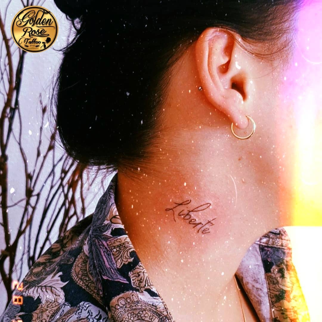 tatuagem no pescoço feminina 28