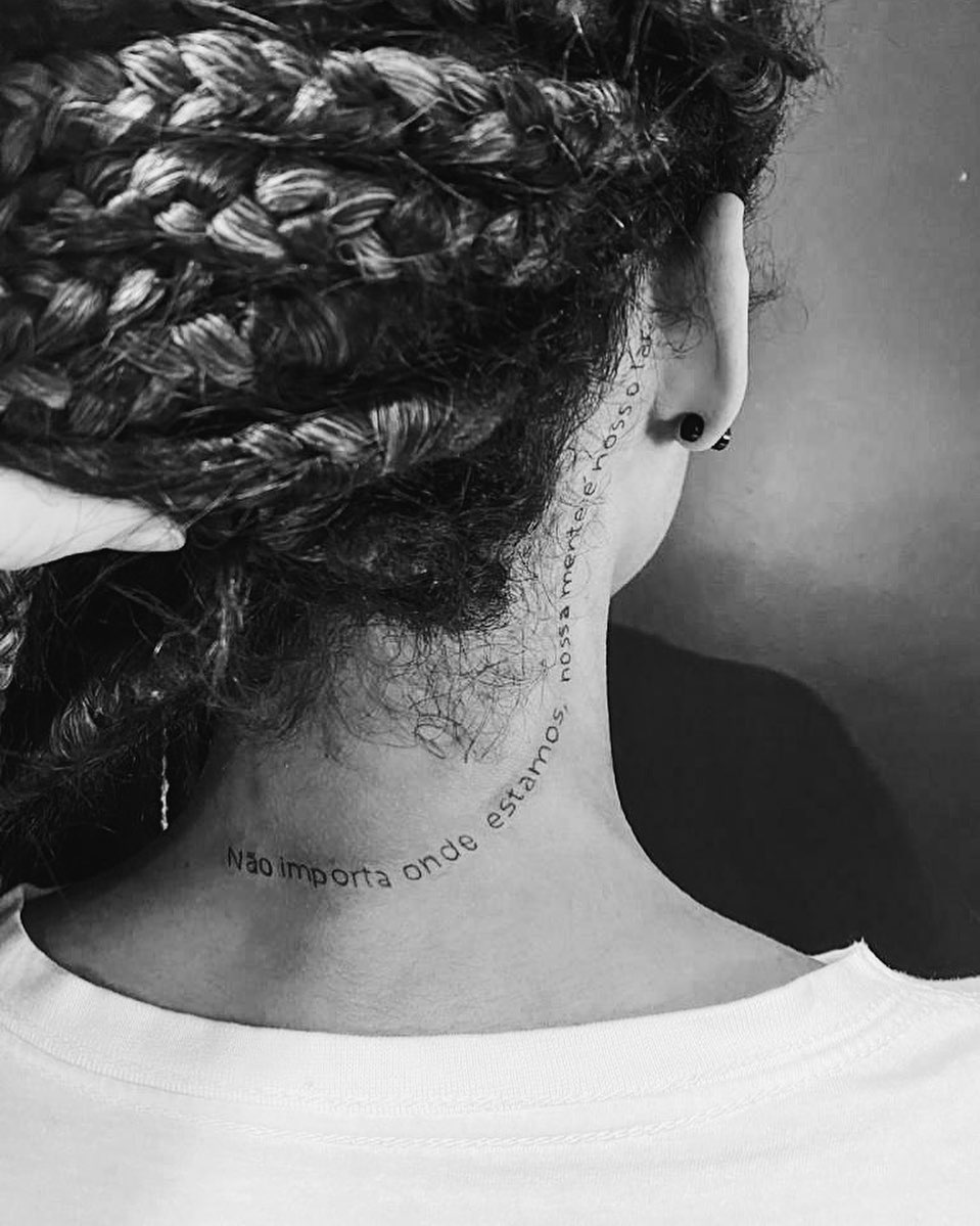 tatuagem no pescoço feminina 30