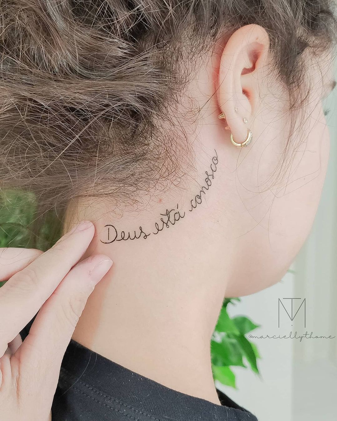 tatuagem no pescoço feminina 33