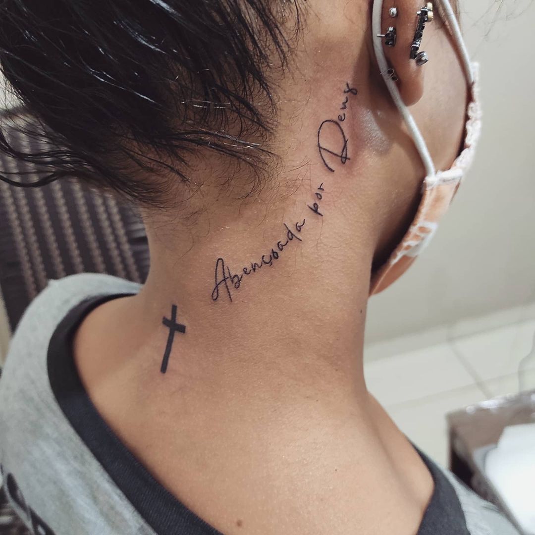 tatuagem no pescoço feminina 34