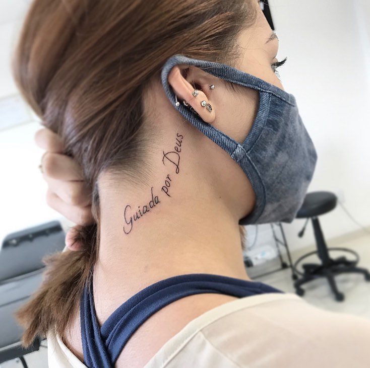 tatuagem no pescoço feminina 36