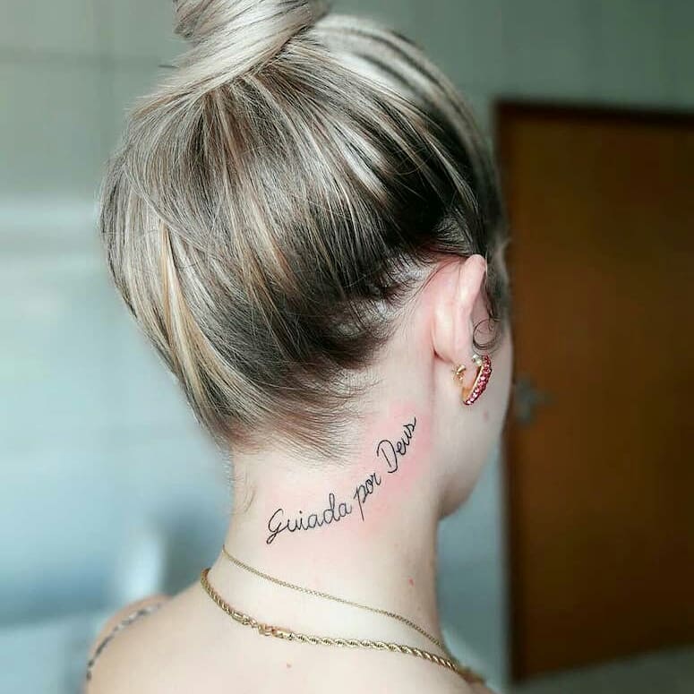 tatuagem no pescoço feminina 37
