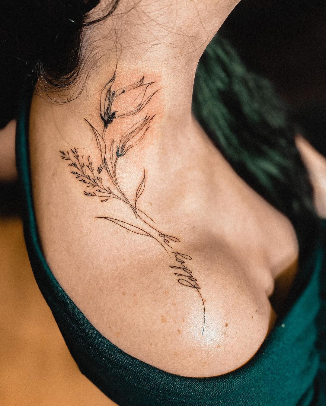 tatuagem no pescoço feminina 38
