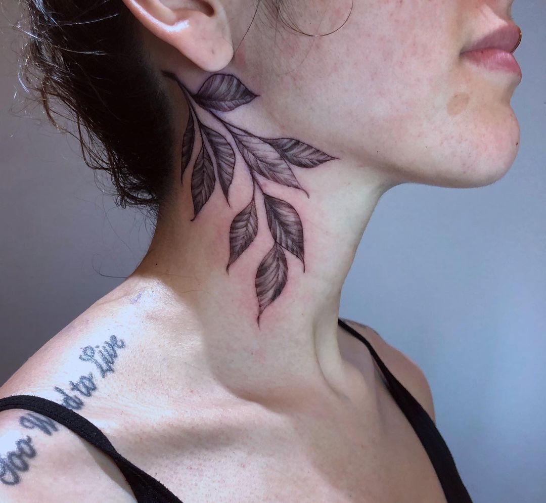 tatuagem no pescoço feminina 40
