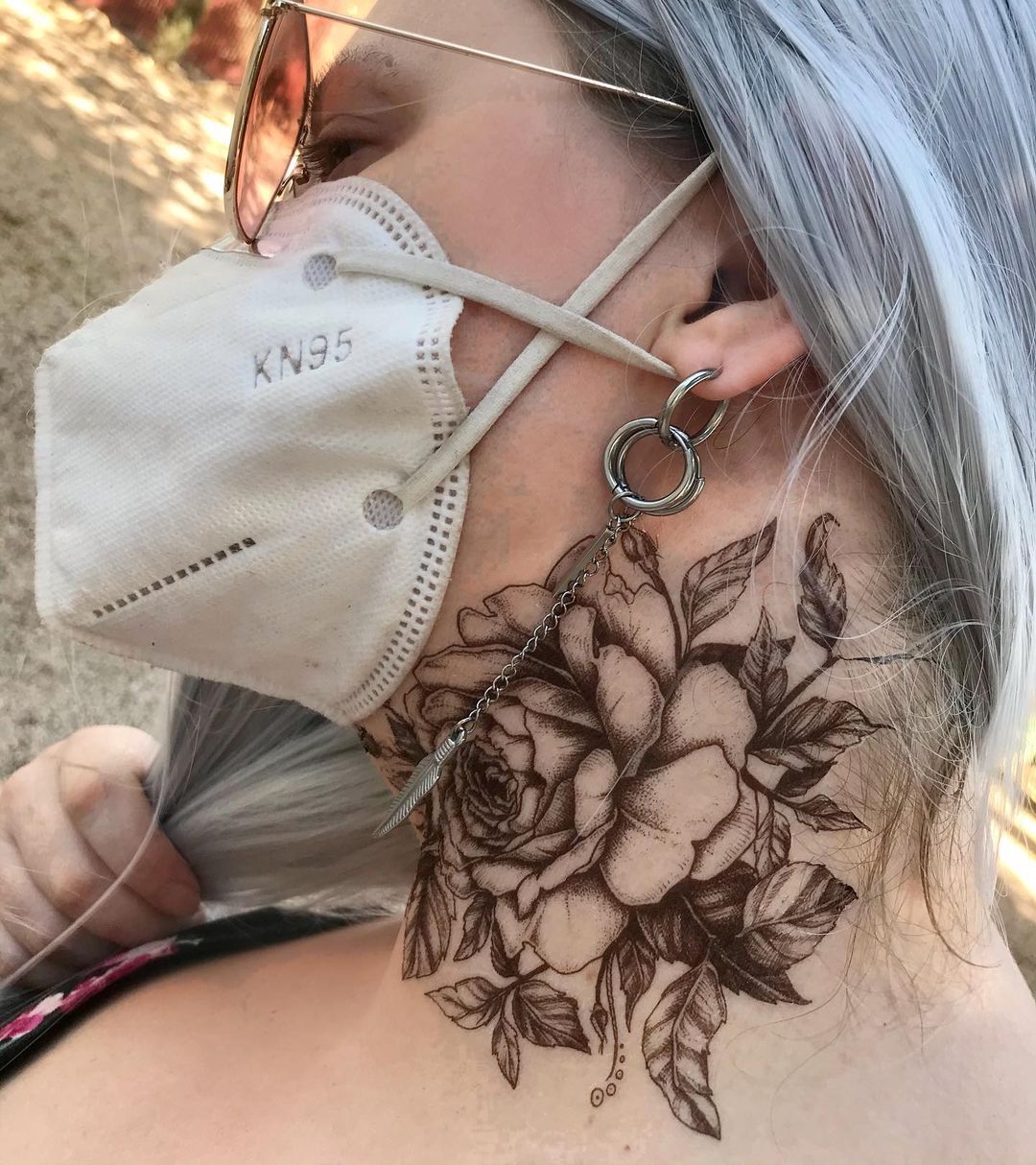 tatuagem no pescoço feminina 42