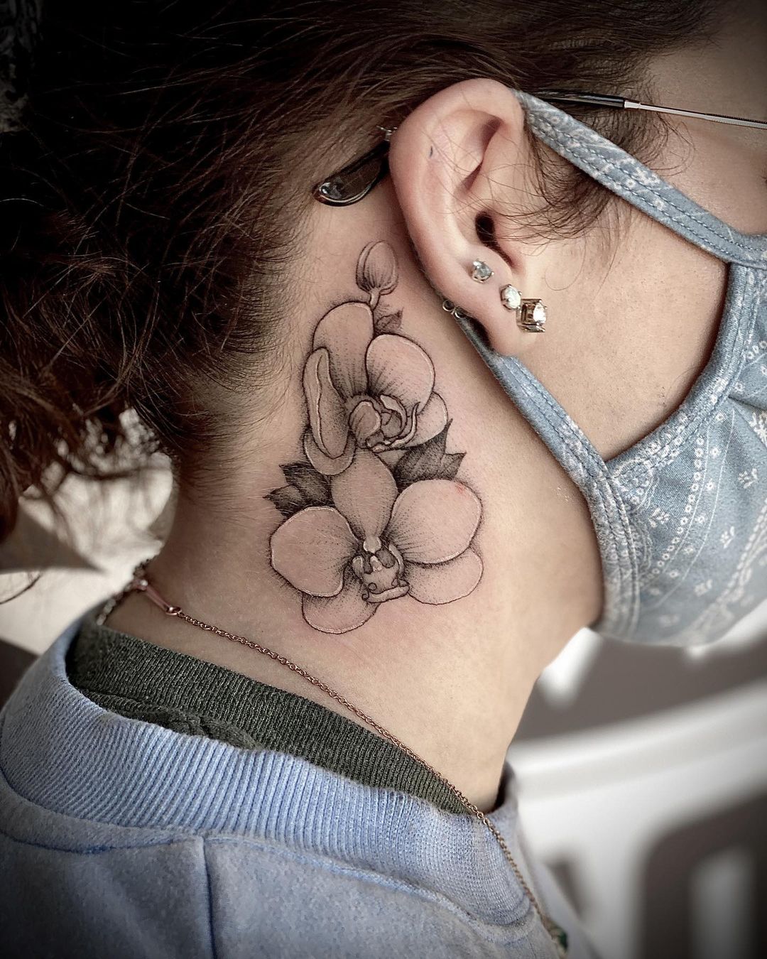 tatuagem no pescoço feminina 43