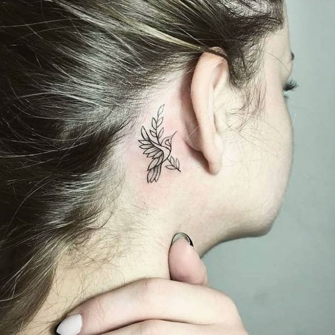 tatuagem no pescoço feminina 5
