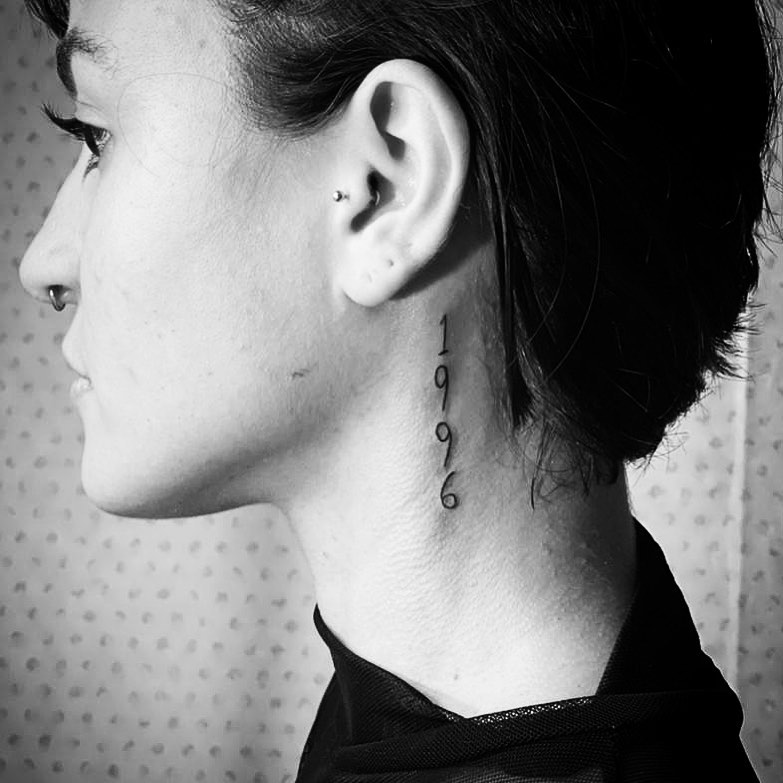 tatuagem no pescoço feminina 7