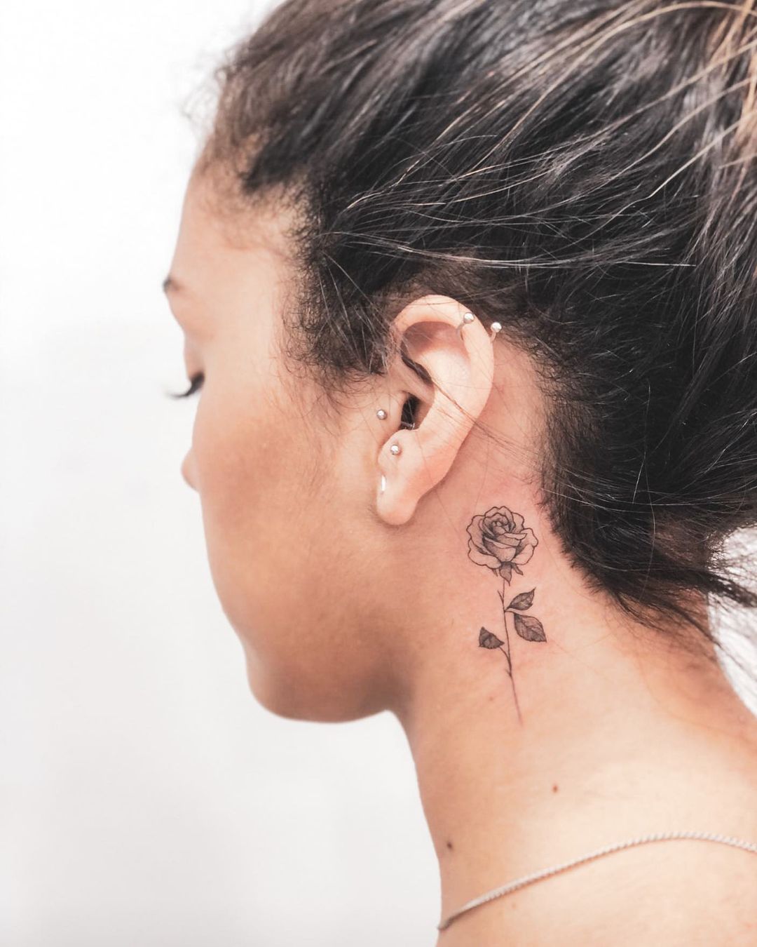 tatuagem no pescoço feminina 9