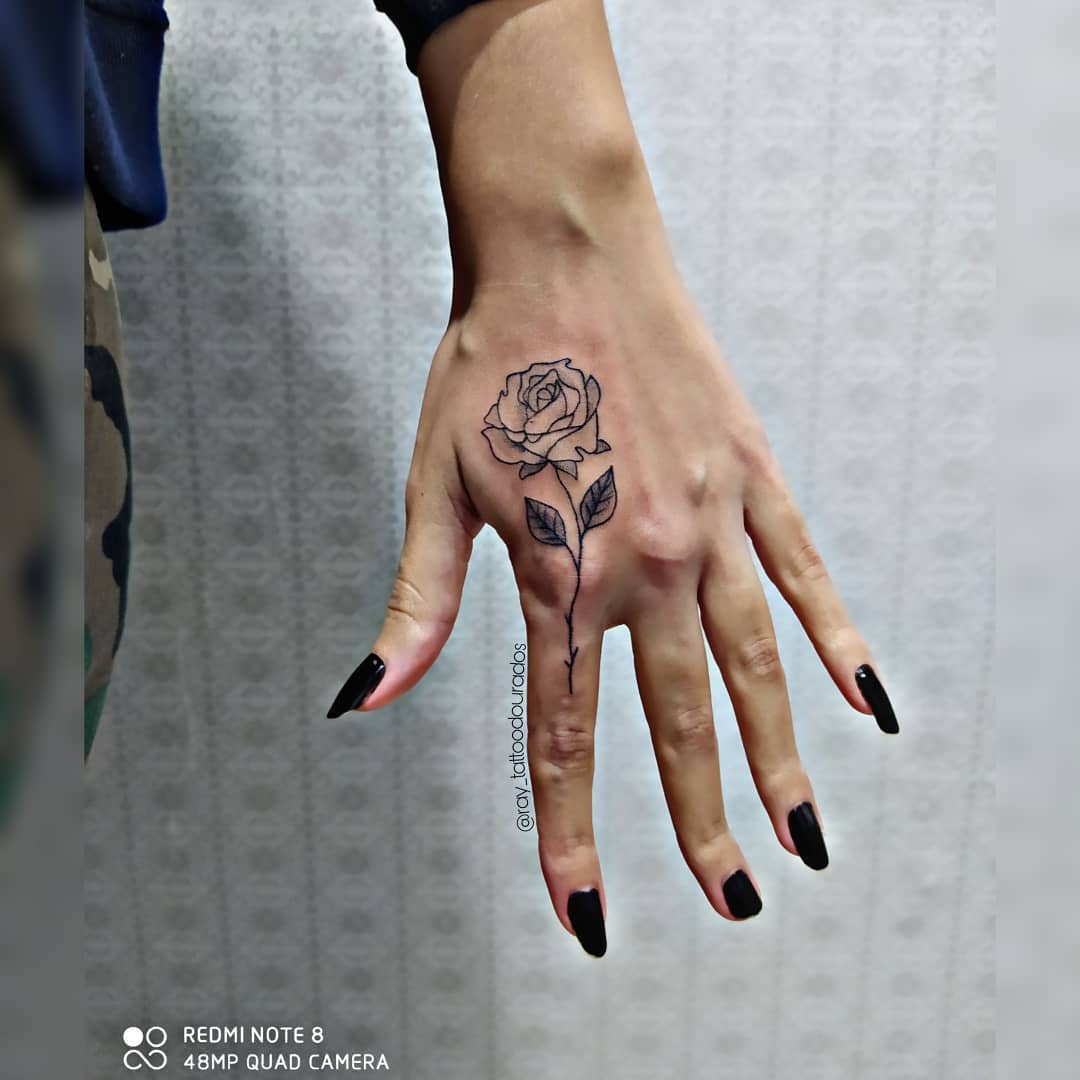 Tatuagem de rosa nas mãos 1