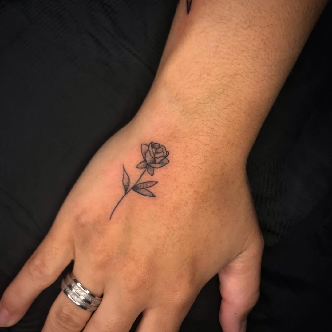 Tatuagem de rosa nas mãos 12