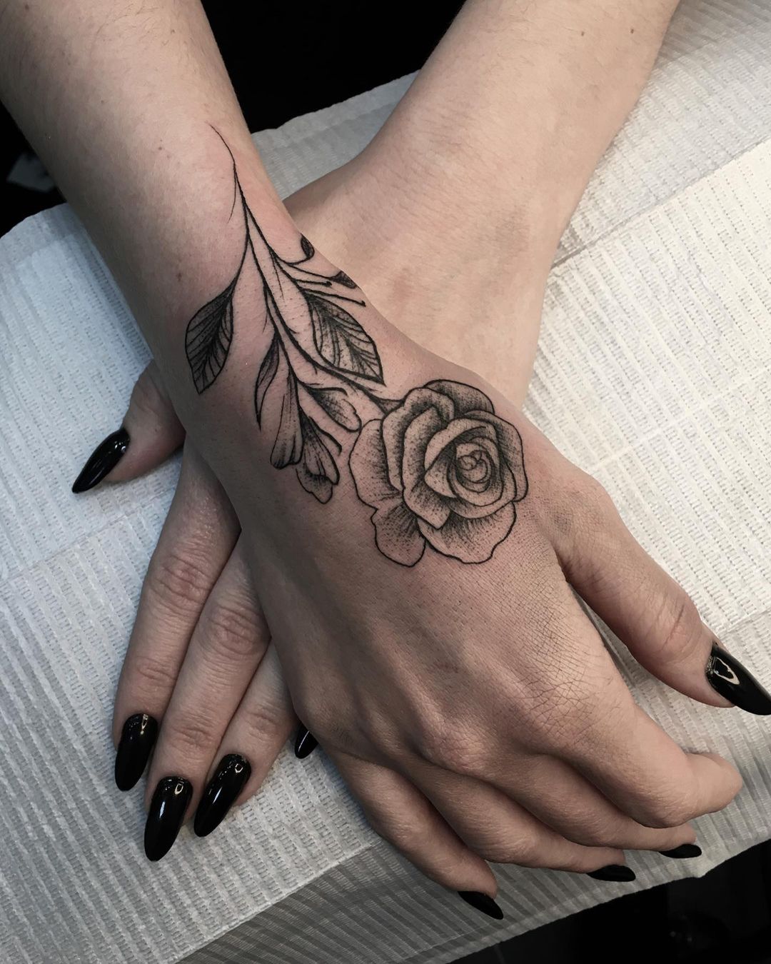 Tatuagem de rosa nas mãos 14