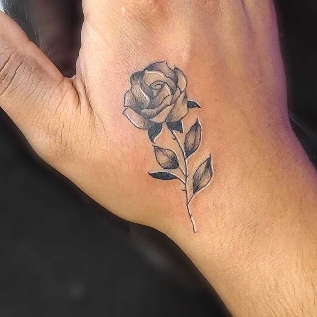 Tatuagem de rosa nas mãos 16