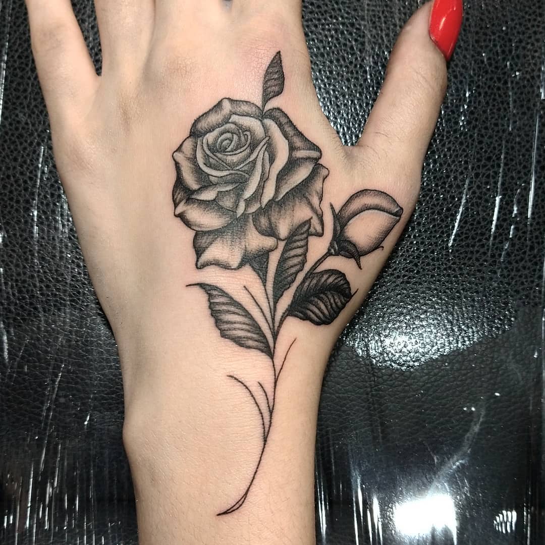 Tatuagem de rosa nas mãos 18