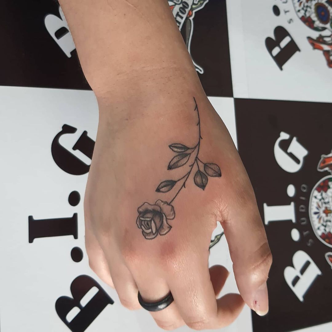 Tatuagem de rosa nas mãos 23