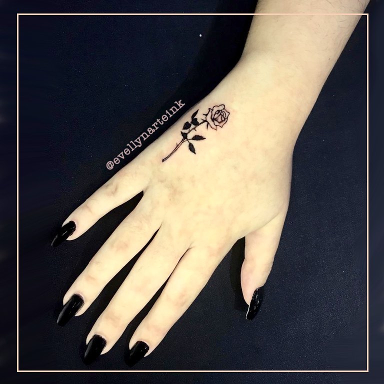 Tatuagem de rosa nas mãos 24