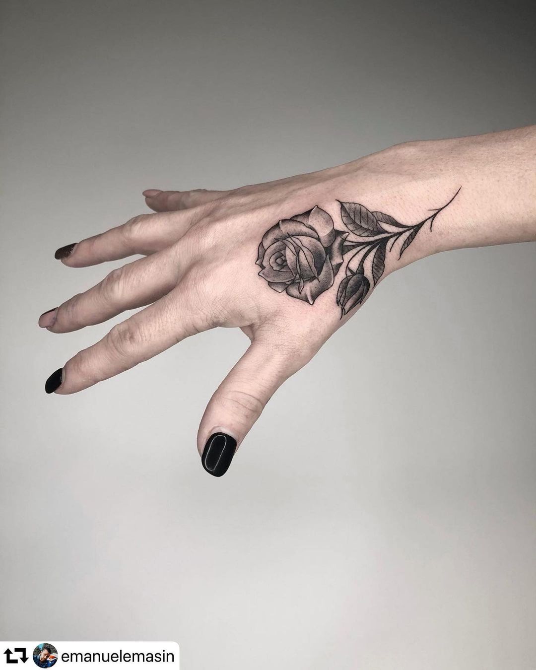 Tatuagem de rosa nas mãos 5
