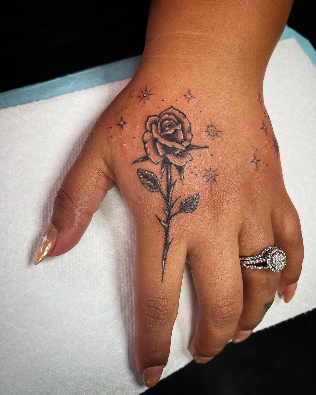 Tatuagem de rosa nas mãos 6