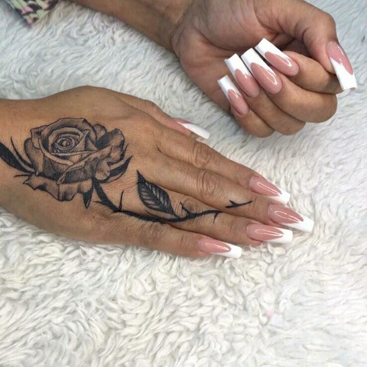 Tatuagem de rosa nas mãos 7