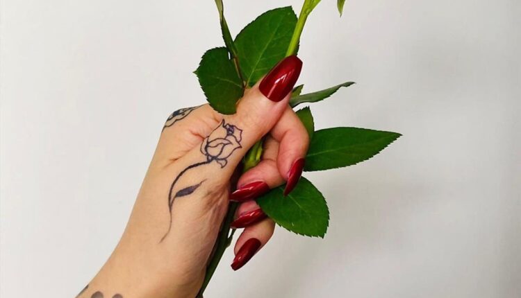 Tatuagem de rosa nas mãos