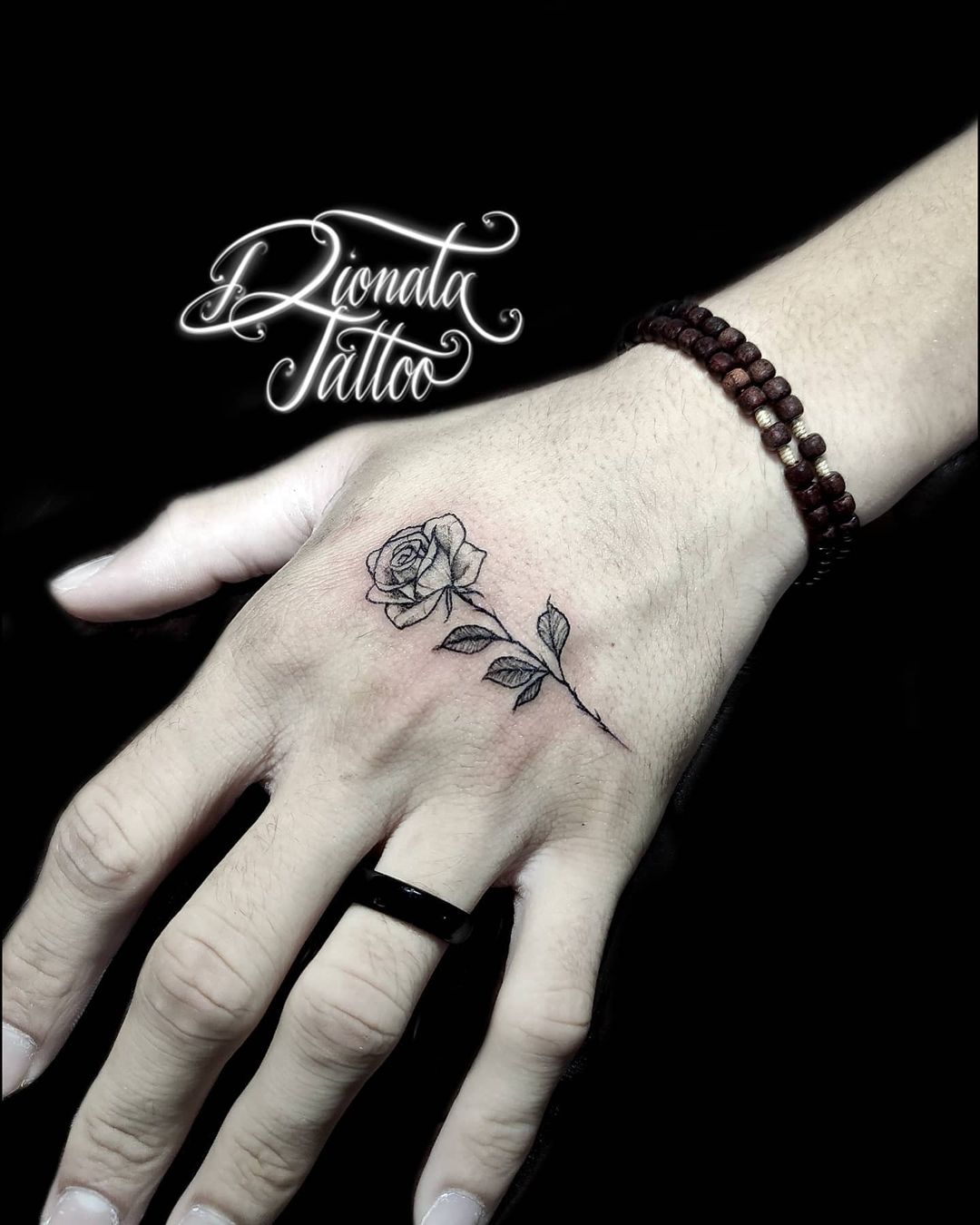 Tatuagem de rosa nas mãos 8
