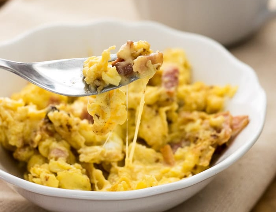 ovos mexidos com queijo e bacon