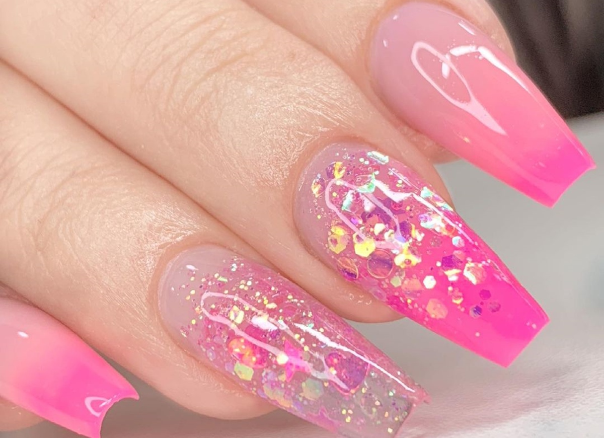 Unhas rosa com glitter: veja como fazer e usar a nail art