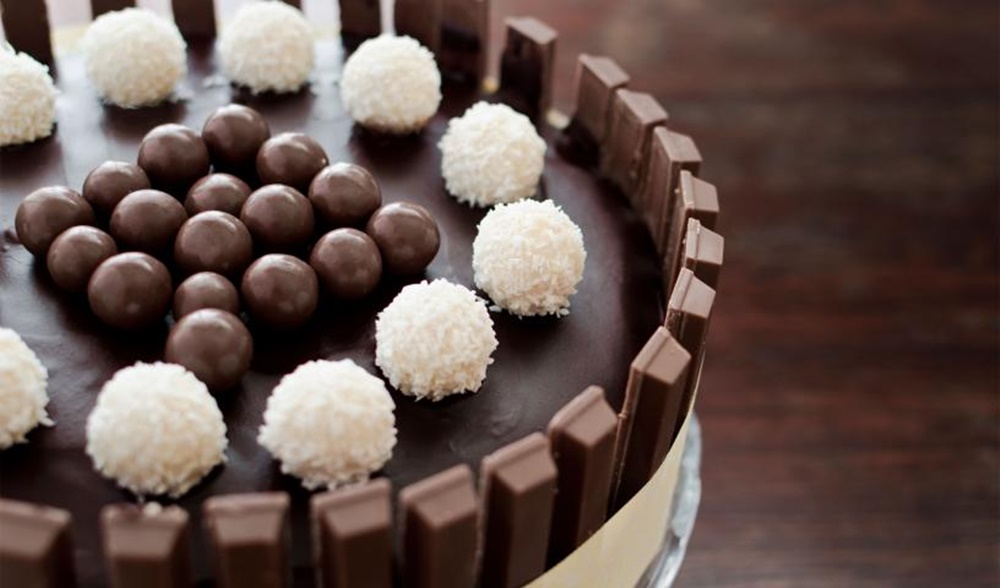 Bolo de Chocolate com Kit Kat para aniversário
