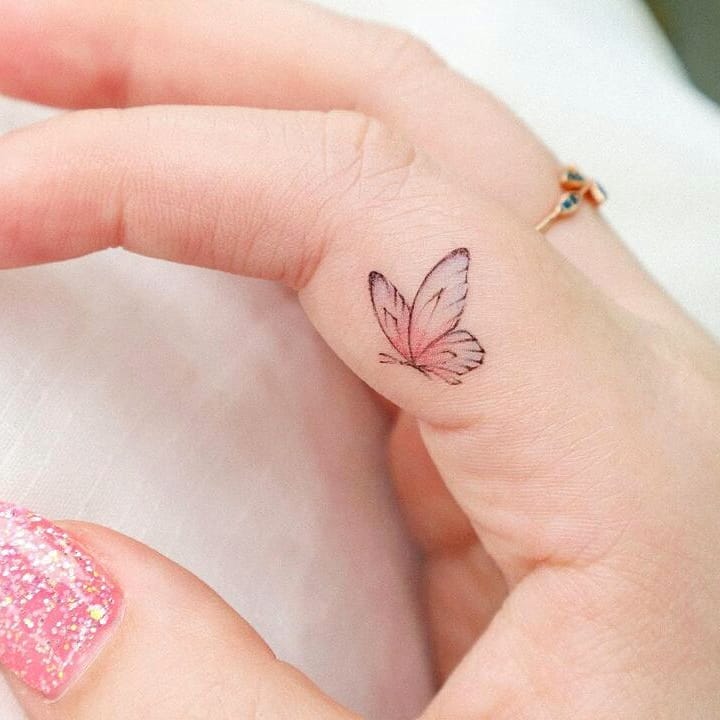 Tatuagem feminina nas mãos 10