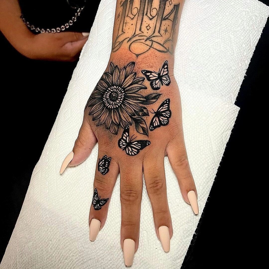 Tatuagem feminina nas mãos 11