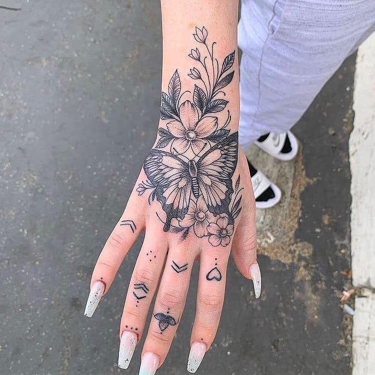 Tatuagem feminina nas mãos 13