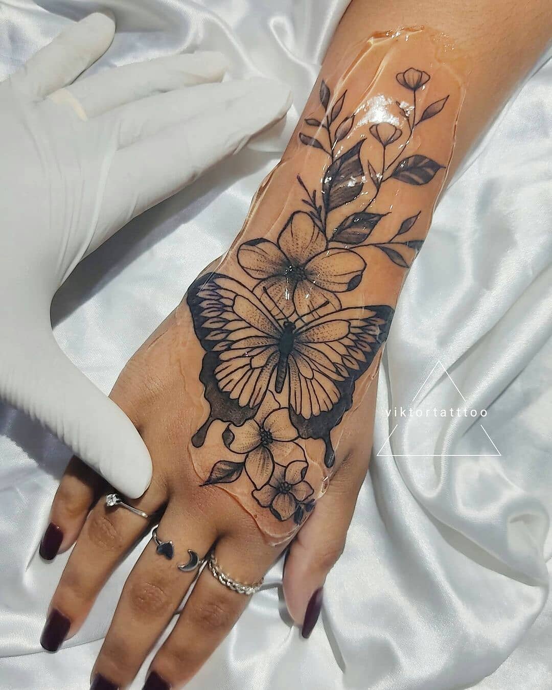 Tatuagem feminina nas mãos 14