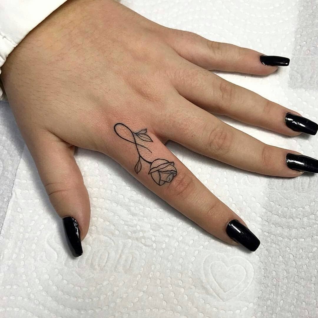 Tatuagem feminina nas mãos 16